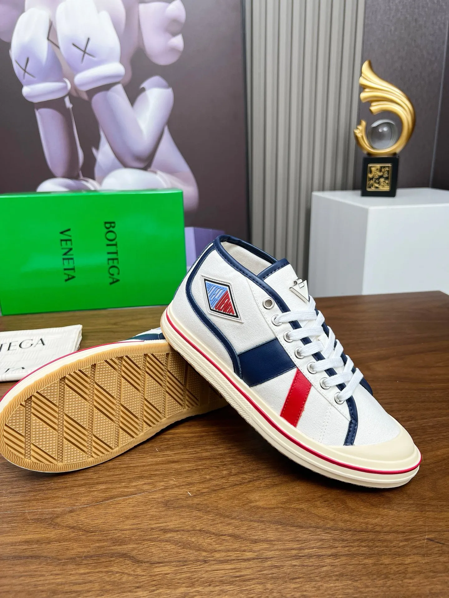 Men's men's shoes 💰520💰 Bottega Veneta BV's latest Eliot series retro basketball shoes casual sports canvas shoes 🔥Become a god when it is launched!🔥 Inspired by retro basketball sneakers, the color combination highlights youthful vitality and perfectly interprets the theme of youth and childlike innocence. The details are also very particular. The summer canvas brings excellent durability and comfort. Designs such as calfskin trim, rubber toe caps and hand-painted retro red lines are full of retro feel. The round toe and convex sole add a modern feel and are suitable for various styles. Easily create a fashionable atmosphere. The upper foot is the focus...can be worn as a couple's shoes...The red lines on each shoe edge are hand-painted, which adds more taste and attitude! ✦Fabric: Original customized high-density canvas + cowhide ✦Inner lining: original customized breathable canvas ✦Insole: movable latex cowhide insole ✦Sole: original molded non-slip and wear-resistant TPU material ✦Sole thickness: 3cm ✦Number of sizes: female size 35--40, female 40 is customized and non-returnable ✦Number: male size 39--45, male 45 is customized and non-returnable